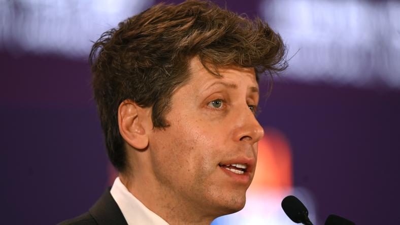 奥特曼开始算“人肉成本”